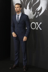 Theo James - на премьере фильма 'Divergent' at Sony Centre, Берлин, 1 апреля 2014 (129xHQ) 03mqaYSq