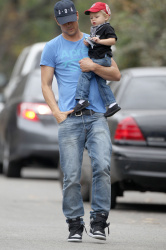 Josh Duhamel - Josh Duhamel - Out for breakfast with his son in Brentwood - April 24, 2015 - 34xHQ 0UK9Zsdb