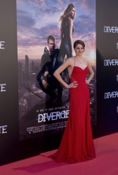 Theo James - Shailene Woodley, Theo James - на премьере фильма 'Divergent' at Callao Cinema, Мадрид, 3 апреля 2014 (302xHQ) 0nZnonN6