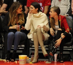Cara Delavingne, Kendall Jenner and Khloe Kardashian - At the Basketball game, 7 января 2015 (23xHQ) 0v7EN1Sa