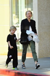 Naomi Watts - Taking her son to Karate class in LA - February 25, 2015 (20xHQ) 11Dr9ikr