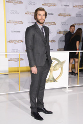 Liam Hemsworth, Jennifer Lawrence, Josh Hutcherson - 'The Hunger Games: Mockingjay - Part 1'Los Angeles Premiere at Nokia Theatre L.A. Live, Лос-Анджелес, 17 ноября 2014 (119xHQ) 2Djz079G