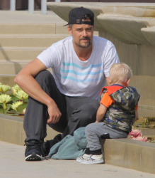 Josh Duhamel - Park with his son in Santa Monica (2015.05.26) - 25xHQ 2eMQVhnm