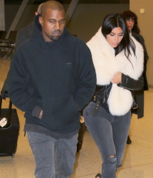 Kanye West - Kim Kardashian и Kanye West - Arriving at JFK airport in New York, 7 января 2015 (63xHQ) 35NVlh9y