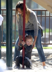 Jessica Alba - Jessica and her family spent a day in Coldwater Park in Los Angeles (2015.02.08.) (196xHQ) 3C9JYFyF