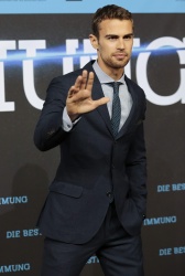 Theo James - на премьере фильма 'Divergent' at Sony Centre, Берлин, 1 апреля 2014 (129xHQ) 4JydPpIV