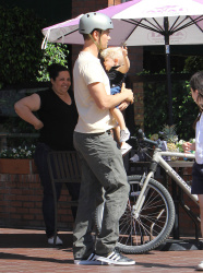 Josh Duhamel - Josh Duhamel - Out for lunch with his son in Santa Monica - April 27, 2015 - 30xHQ 4Rbxcsyc