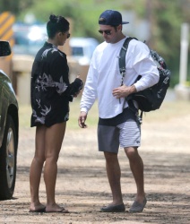 Zac Efron - Zac Efron & Sami Miró - going for a stroll to the beach in Oahu, Hawaii, 2015.05.30 - 16xHQ 4h097mfM