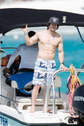 Mark Wahlberg - and his family seen enjoying a holiday in Barbados (December 26, 2014) - 165xHQ 58KnJiib