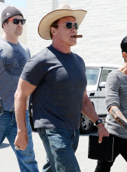 Arnold Schwarzenegger - seen out in Los Angeles - April 18, 2015 - 72xHQ 5NM2beW4