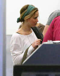 Jennifer Lawrence - arriving at LAX airport in Los Angeles, 5 января 2015 (13xHQ) 5XjA8aQL