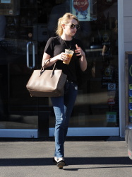 Emma Roberts - Out and about in LA, 5 января 2015 (11xHQ) 67meaqTa