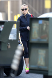 Reese Witherspoon - Out and about in Brentwood - February 5, 2015 (33xHQ) 6LA1K1Jj