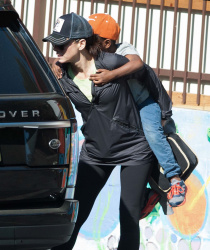 Sandra Bullock - Sandra Bullock - Out and about in Los Angeles (2015.03.04.) (25xHQ) 6WCrBfJq
