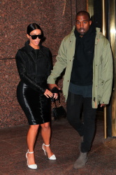 Kim Kardashian and Kanye West - Out and about in New York City, 8 января 2015 (54xHQ) 7XeKKGW8