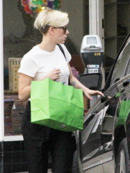 Scarlett Johansson - out for some shopping in Santa Monica - February 11, 2015 (12xHQ) 8HWK8aMm