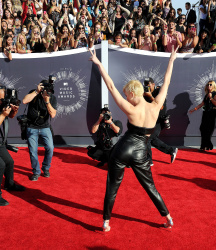 Miley Cyrus - 2014 MTV Video Music Awards in Los Angeles, August 24, 2014 - 350xHQ 8UYPgTtn