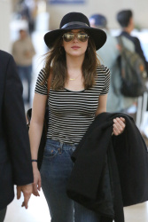 Dakota Johnson - Arriving at LAX Airport in Los Angeles, 30 января 2015 (9xHQ) 9UdIhkp8
