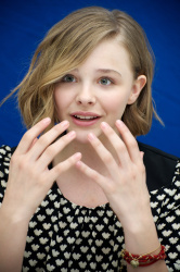 Chloe Moretz - Let Me In press conference portraits by Vera Anderson (Hollywood, September 28, 2010) - 10xHQ 9aw2okVW