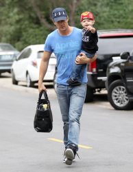 Josh Duhamel - Out for breakfast with his son in Brentwood - April 24, 2015 - 34xHQ AfgOBddM