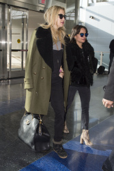 Kate Hudson - at JFK airport in NYC - February 19, 2015 (16xHQ) C7TSDYop