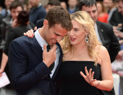 Theo James - Shailene Woodley, Kate Winslet, Theo James - на премьере фильма 'Divergent' at Odeon Leicester Square, Лондон, 30 марта 2014 (918xHQ) CH0e6i7R