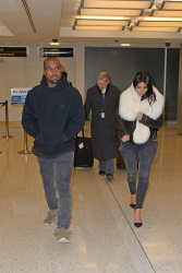 Kim Kardashian и Kanye West - Arriving at JFK airport in New York, 7 января 2015 (63xHQ) CIiY5LeO