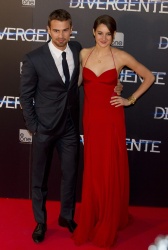 Theo James - Shailene Woodley, Theo James - на премьере фильма 'Divergent' at Callao Cinema, Мадрид, 3 апреля 2014 (302xHQ) ChtzZnny