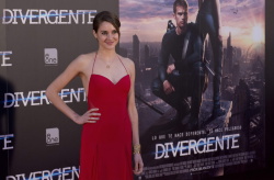 Shailene Woodley, Theo James - на премьере фильма 'Divergent' at Callao Cinema, Мадрид, 3 апреля 2014 (302xHQ) Cz8CakRT