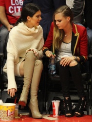 Cara Delavingne, Kendall Jenner and Khloe Kardashian - At the Basketball game, 7 января 2015 (23xHQ) D2Z6E3uD