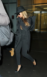 Beyoncé - Leaving an office building in New York City, 12 января 2015 (9xHQ) DbwNJUmL