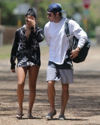 Zac Efron - Zac Efron & Sami Miró - going for a stroll to the beach in Oahu, Hawaii, 2015.05.30 - 16xHQ EaIzfR4J