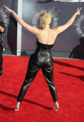 Miley Cyrus - 2014 MTV Video Music Awards in Los Angeles, August 24, 2014 - 350xHQ EeYFKzmV