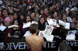 Shailene Woodley, Theo James - на премьере фильма 'Divergent' at Callao Cinema, Мадрид, 3 апреля 2014 (302xHQ) F2q8opHU