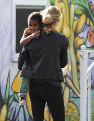 Charlize Theron - is spotted out and about with her son Jackson, 7 января 2015 (15xHQ) FAxm72MV