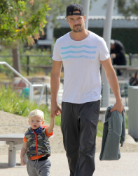 Josh Duhamel - Josh Duhamel - Park with his son in Santa Monica (2015.05.26) - 25xHQ FGUAEMDo