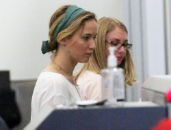 Jennifer Lawrence - arriving at LAX airport in Los Angeles, 5 января 2015 (13xHQ) FHaNeKjo