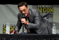 Robert Downey Jr. - "Iron Man 3" panel during Comic-Con at San Diego Convention Center (July 14, 2012) - 36xHQ FVYnWDxA