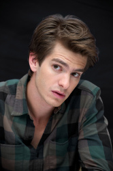 Andrew Garfield - The Social Network press conference portraits by Vera Anderson (New York, September 25, 2010) - 8xHQ FanVab91