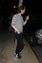 Andrew Garfield & Emma Stone - Leaving an Arcade Fire concert in Los Angeles - May 27, 2015 - 108xHQ FiPDXK1G