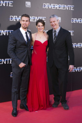Shailene Woodley, Theo James - на премьере фильма 'Divergent' at Callao Cinema, Мадрид, 3 апреля 2014 (302xHQ) GEWGtTPT
