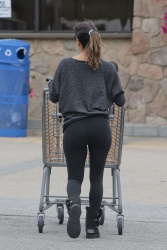 Eva Longoria - booty in tights while shopping in Malibu, 14 января 2015 (8xHQ) GlwLckTi