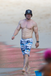 Mark Wahlberg - and his family seen enjoying a holiday in Barbados (December 26, 2014) - 165xHQ HoMFl61G