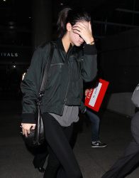 Kendall Jenner - Arriving at LAX airport, 2 января 2015 (55xHQ) IN5DHlE8