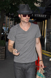 Ian Somerhalder - spotted doing some grocery shopping in NYC - May 17, 2012 - 9xHQ IRRbB93P