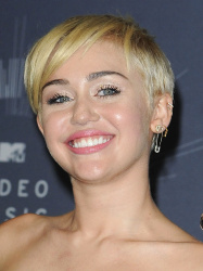 Miley Cyrus - 2014 MTV Video Music Awards in Los Angeles, August 24, 2014 - 350xHQ IUoGG3IK