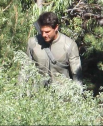 Tom Cruise - on the set of 'Oblivion' in June Lake, California - July 10, 2012 - 15xHQ IyuCtVeU