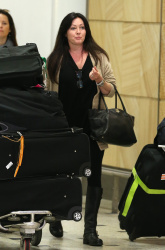 Holly Marie Combs - Shannen Doherty и Holly Marie Combs - arriving in Sydney, 26 марта 2014 (50xHQ) JJ4s4Iha
