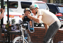 Josh Duhamel - Josh Duhamel - Out for lunch with his son in Santa Monica - April 27, 2015 - 30xHQ KB5aLbp8