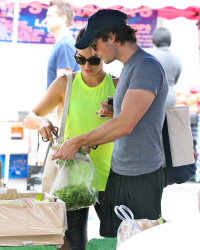 Ian Somerhalder & Nikki Reed - at the farmer's market in Sherman Oaks (July 20, 2014) - 152xHQ KIqWEj6T